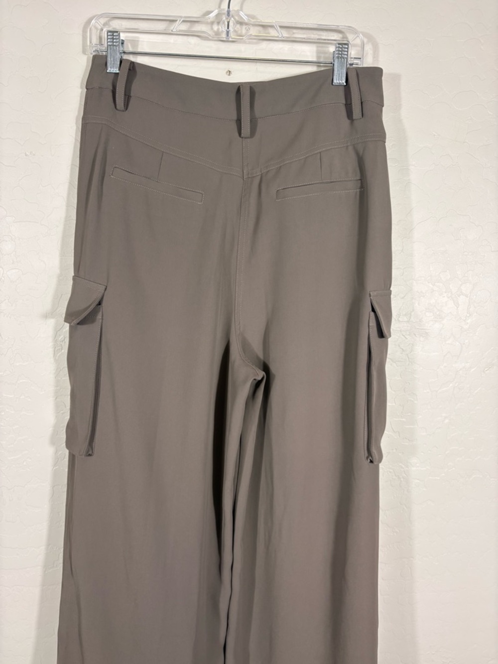 NWOT ASTR Denison Pleated Cargo Pants Size Medium Warm Grey - Picture 4 of 9